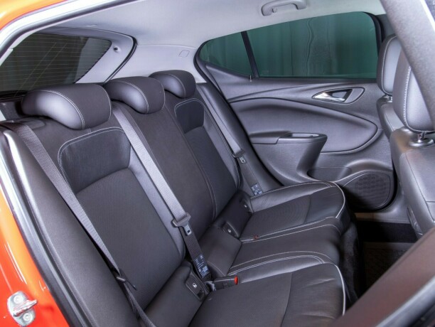 opel-astra-bensin-2015-big-46