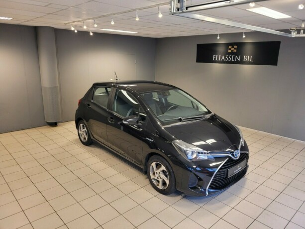 toyota-yaris-elektrisitetbensin-2015-big-1