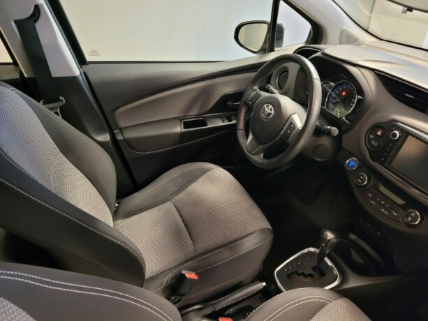 toyota-yaris-elektrisitetbensin-2015-big-13