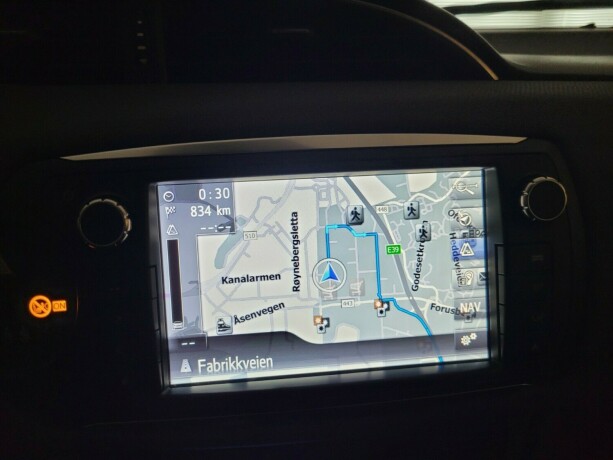 toyota-yaris-elektrisitetbensin-2015-big-23