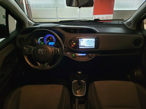 toyota-yaris-elektrisitetbensin-2015-big-26