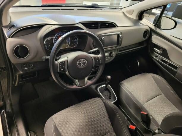 toyota-yaris-elektrisitetbensin-2015-big-19