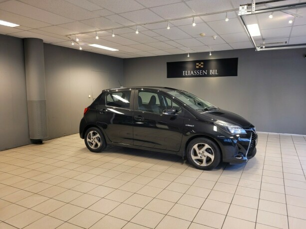 toyota-yaris-elektrisitetbensin-2015-big-2