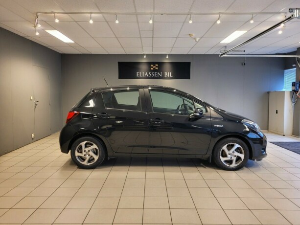toyota-yaris-elektrisitetbensin-2015-big-3