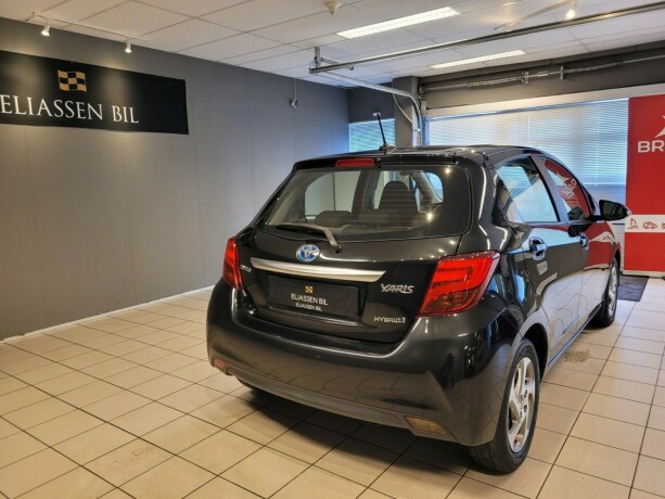 toyota-yaris-elektrisitetbensin-2015-big-5