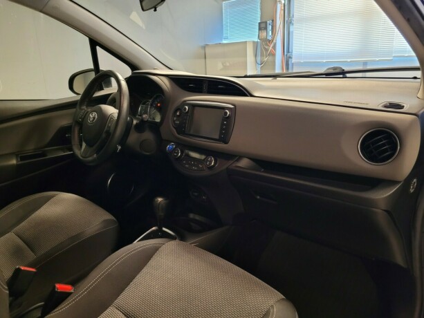 toyota-yaris-elektrisitetbensin-2015-big-12