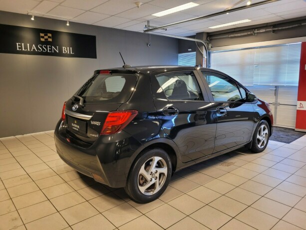 toyota-yaris-elektrisitetbensin-2015-big-4