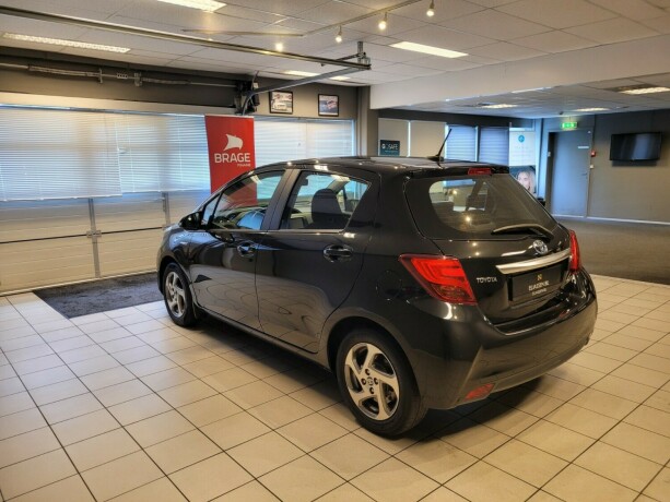 toyota-yaris-elektrisitetbensin-2015-big-6