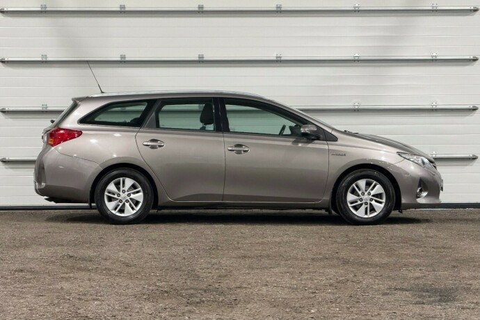 toyota-auris-bensin-2014-big-1