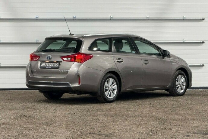 toyota-auris-bensin-2014-big-2