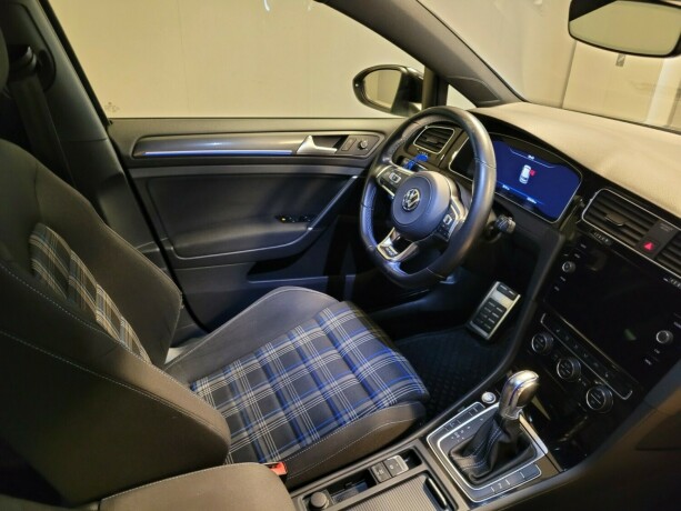 volkswagen-golf-plug-in-petrol-2019-big-15
