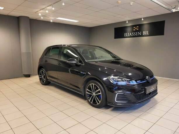 volkswagen-golf-plug-in-petrol-2019-big-0