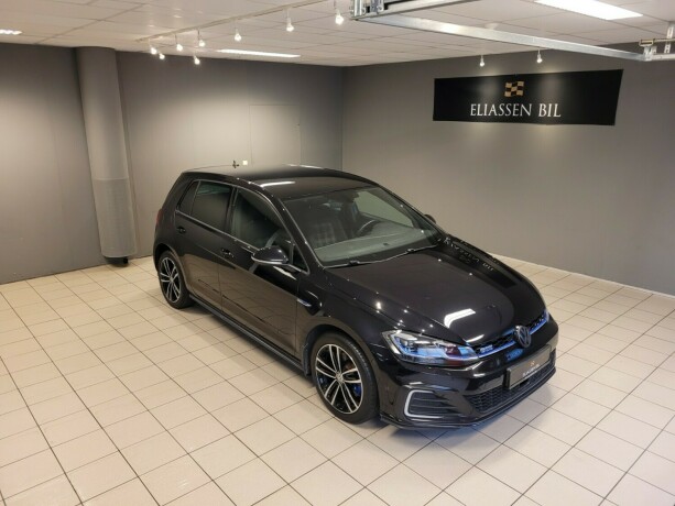 volkswagen-golf-plug-in-petrol-2019-big-1
