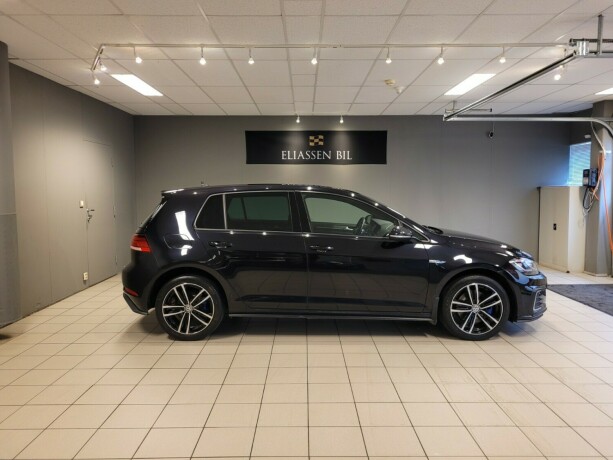 volkswagen-golf-plug-in-petrol-2019-big-3