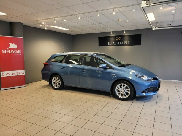 toyota-auris-elektrisitetbensin-2016-big-2