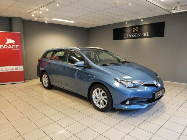 toyota-auris-elektrisitetbensin-2016-big-0