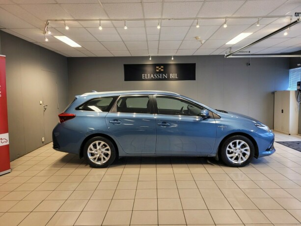toyota-auris-elektrisitetbensin-2016-big-3