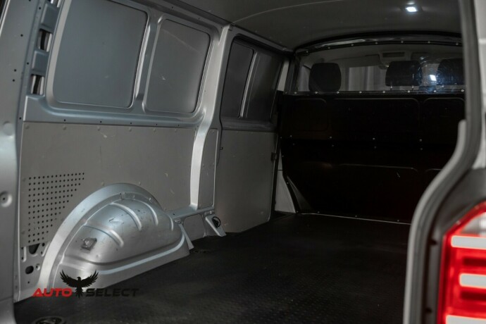 volkswagen-transporter-diesel-2019-big-12