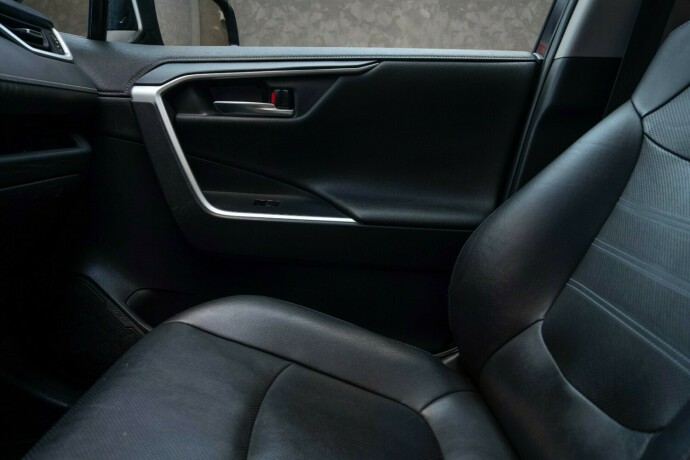 toyota-rav4-elektrisitetbensin-2019-big-18