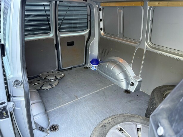 volkswagen-transporter-diesel-2013-big-21