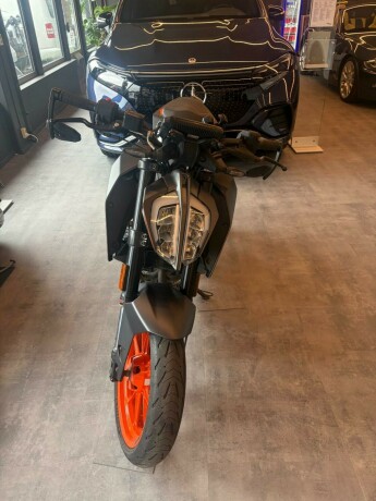 ktm-125-duke-bensin-2023-big-2