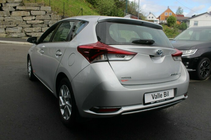 toyota-auris-elektrisitetbensin-2017-big-2