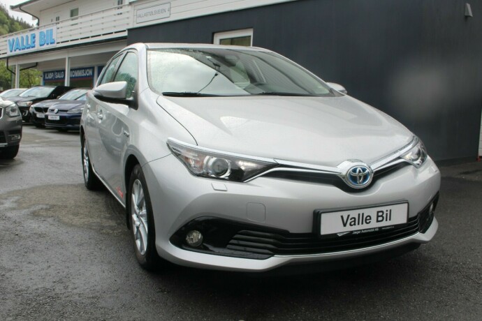 toyota-auris-elektrisitetbensin-2017-big-0