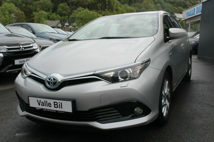 toyota-auris-elektrisitetbensin-2017-big-1