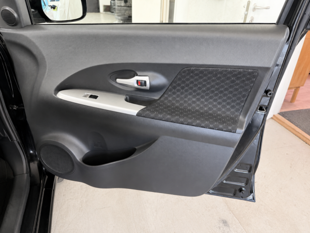toyota-urban-cruiser-diesel-2010-big-16