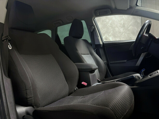 toyota-auris-bensin-2013-big-4
