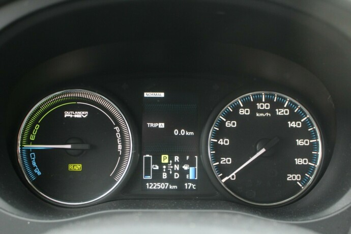 mitsubishi-outlander-elektrisitetbensin-2014-big-13