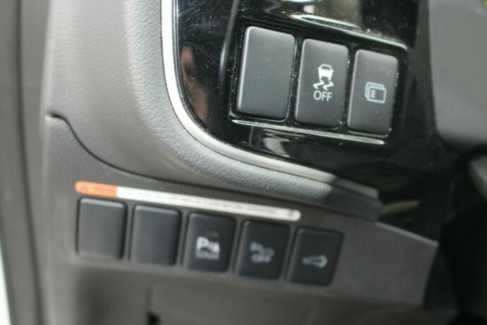 mitsubishi-outlander-elektrisitetbensin-2014-big-12