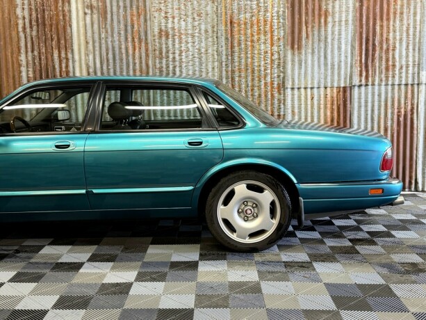 jaguar-xjr-bensin-1994-big-12