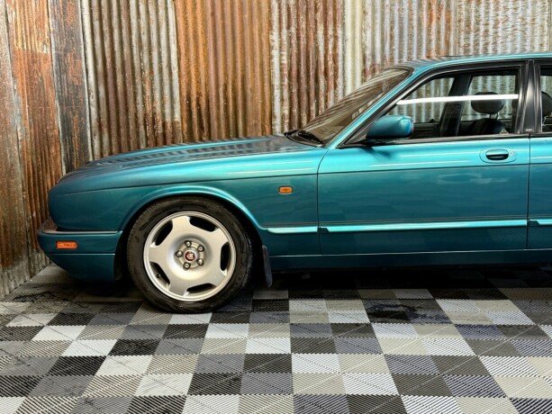 jaguar-xjr-bensin-1994-big-13