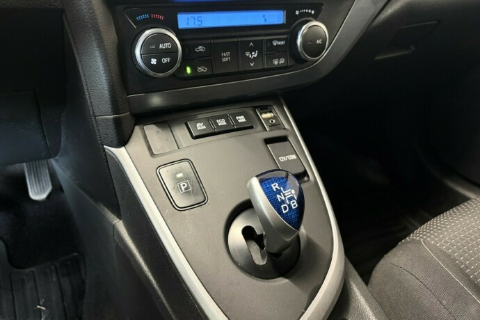 toyota-auris-elektrisitetbensin-2015-big-19