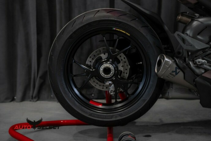 ducati-panigale-v4-s-bensin-2023-big-11