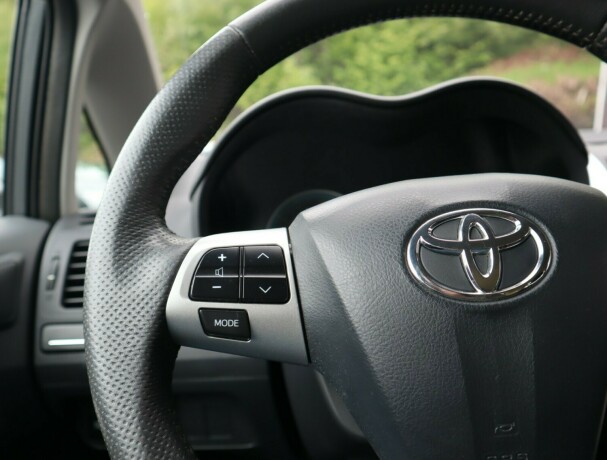 toyota-auris-bensin-2012-big-12