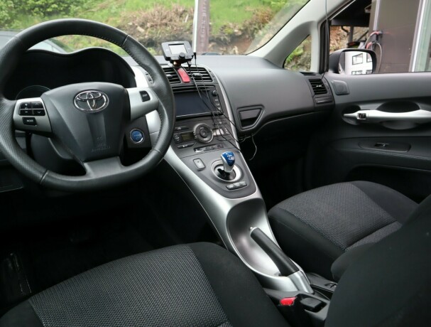 toyota-auris-bensin-2012-big-8