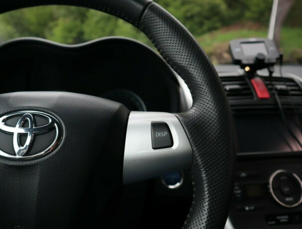 toyota-auris-bensin-2012-big-13