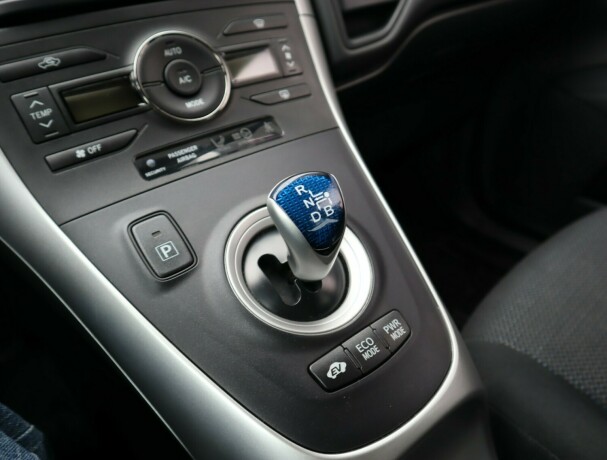 toyota-auris-bensin-2012-big-14