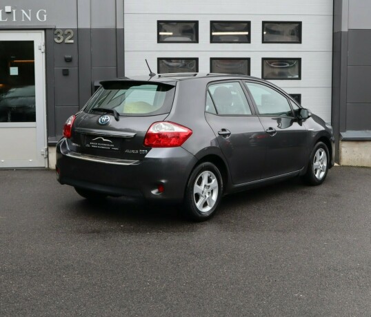 toyota-auris-bensin-2012-big-1