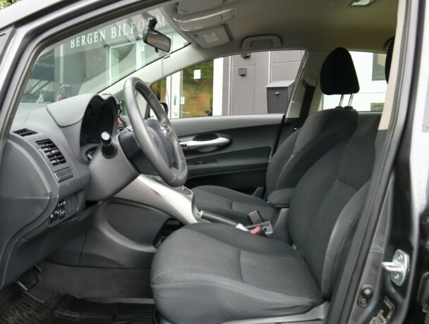 toyota-auris-bensin-2012-big-7