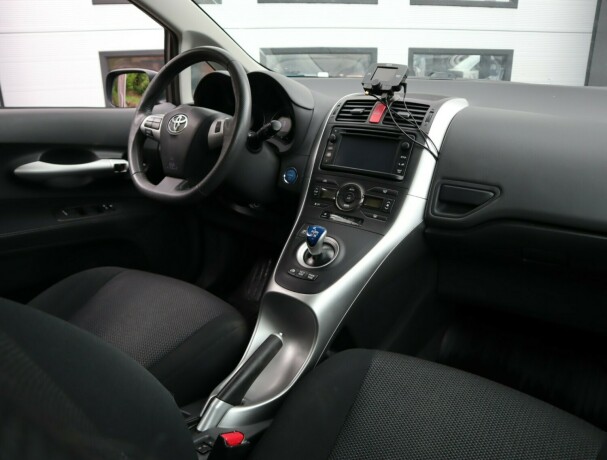 toyota-auris-bensin-2012-big-10