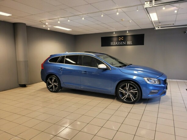 volvo-v60-plug-in-diesel-2017-big-2