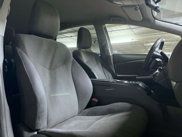 toyota-prius-bensin-2014-big-3