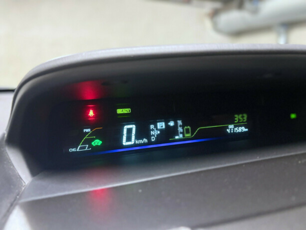 toyota-prius-bensin-2014-big-5