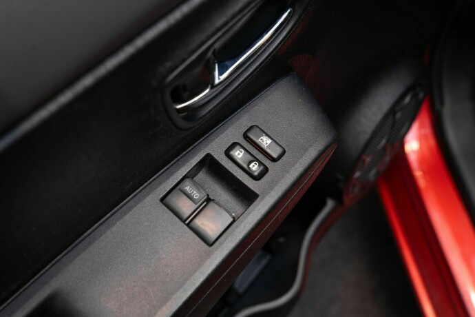 toyota-yaris-bensin-2012-big-18