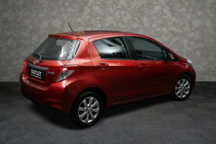 toyota-yaris-bensin-2012-big-8