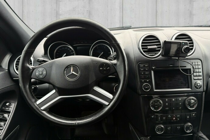 mercedes-benz-gl350-diesel-2011-big-10