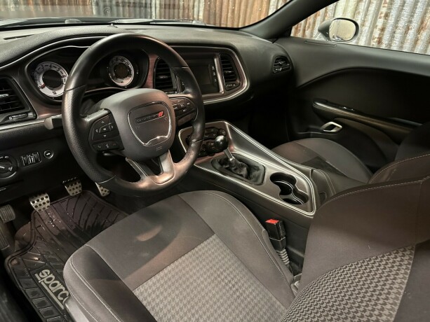 dodge-challenger-bensin-2017-big-23